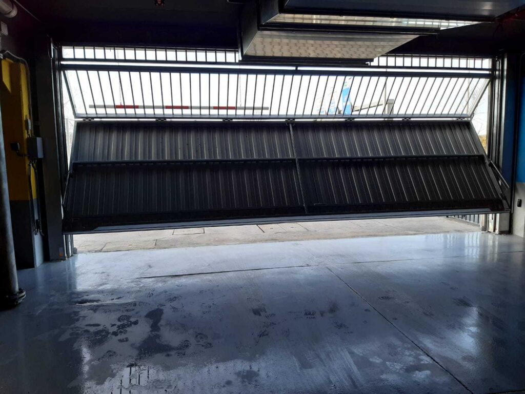 AUTOMATISMO DE PUERTAS Y SISTEMA DE MEGAFONÍA